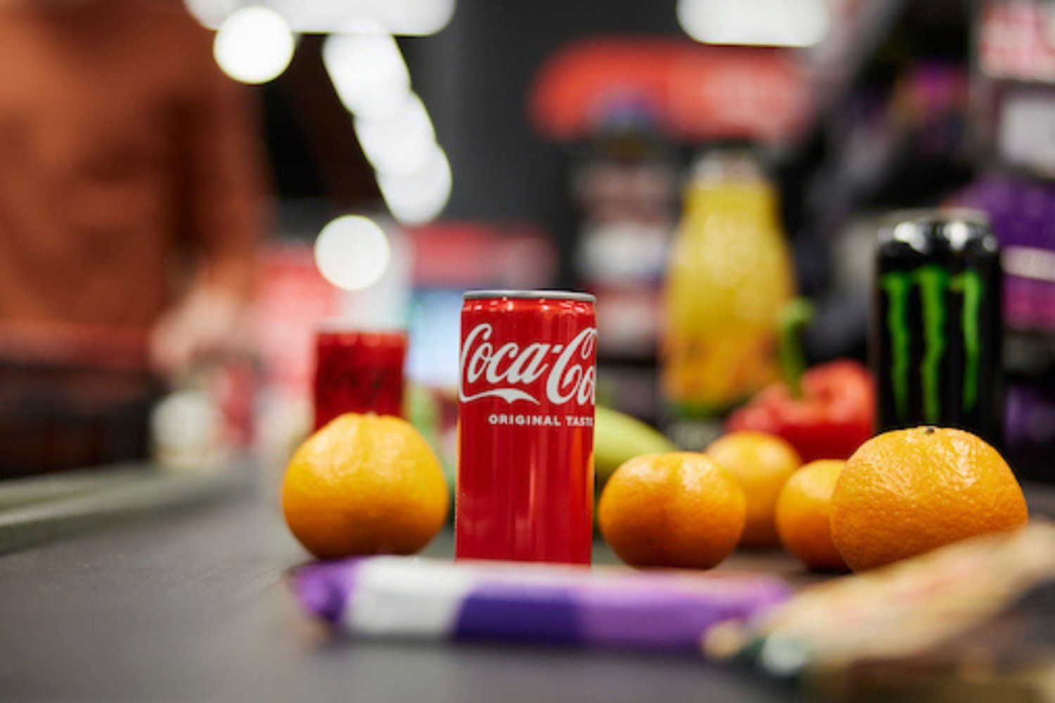 Masz worek butelek pod zlewem? W Biedronce możesz na tym zyskać coś więcej niż kaucję. Puszka coca coli i inne produkty na taśmie przy kasie w sklepie.