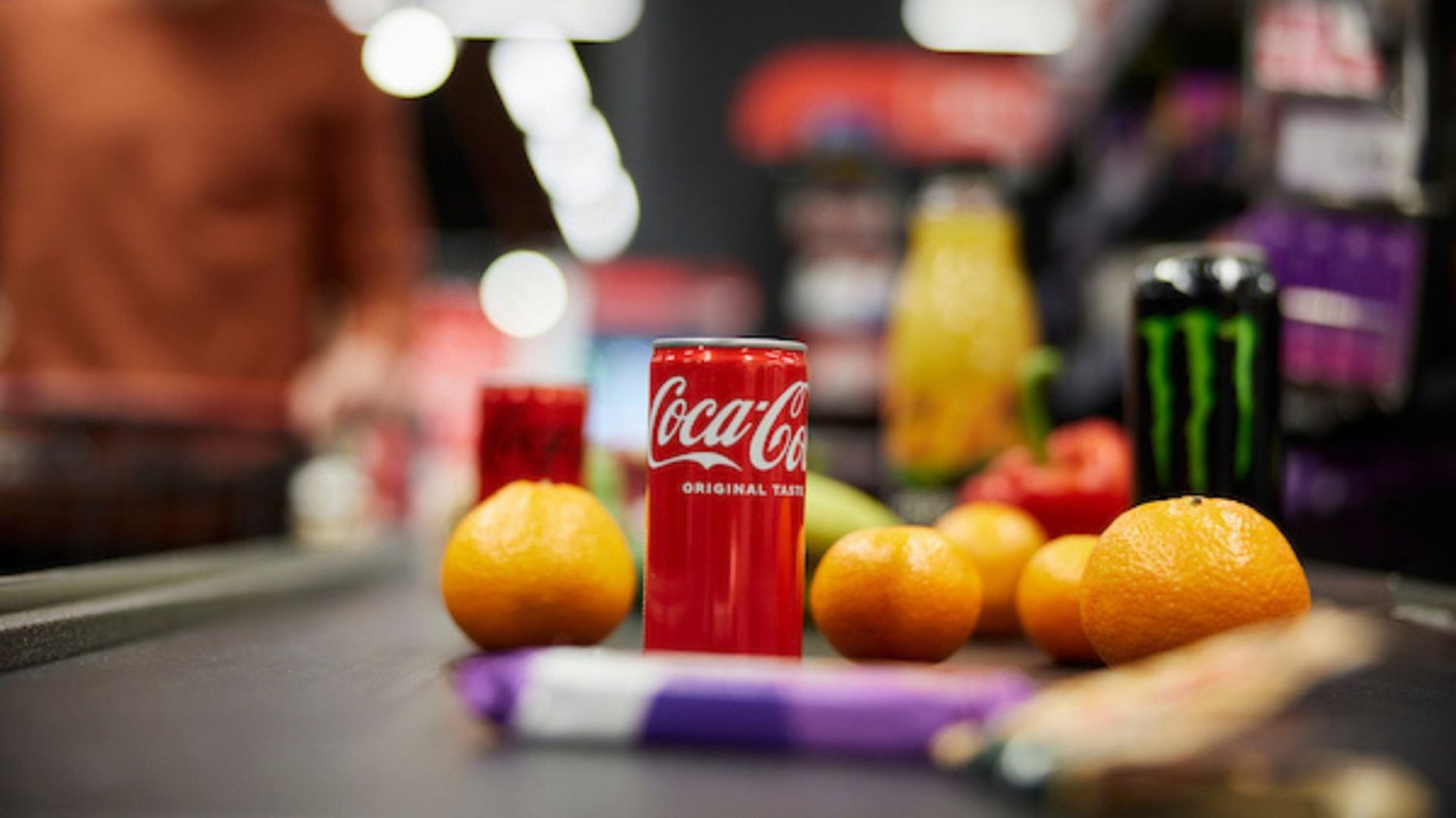 Masz worek butelek pod zlewem? W Biedronce możesz na tym zyskać coś więcej niż kaucję. Puszka coca coli i inne produkty na taśmie przy kasie w sklepie.