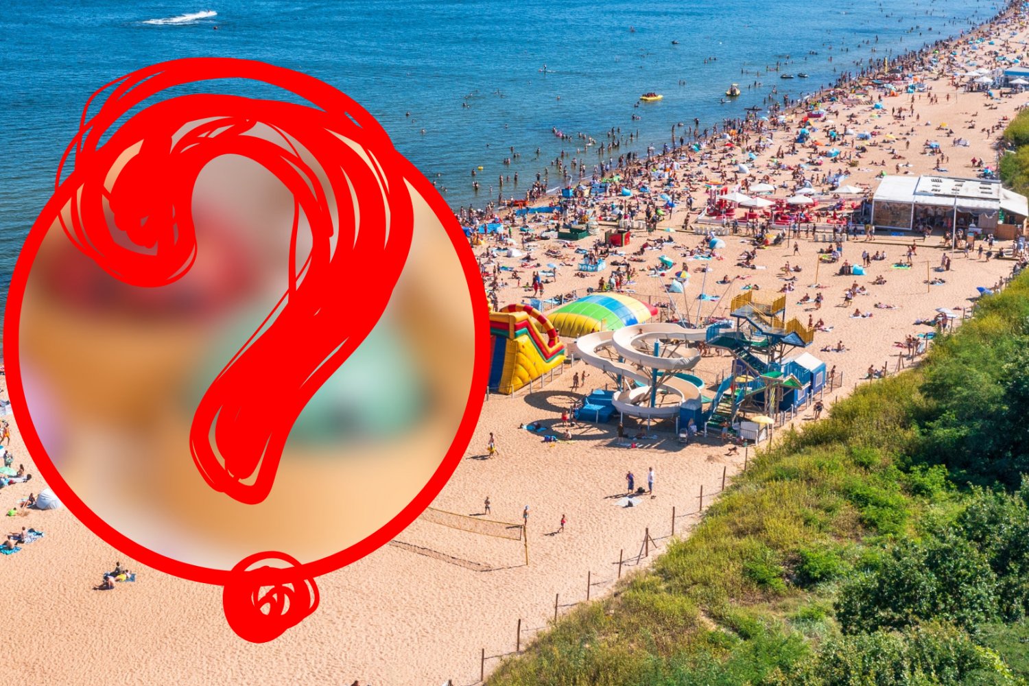 Plaża w Gdańsku z turystami. Nowa zabawka w czerwonym kółku i znakiem zapytania.