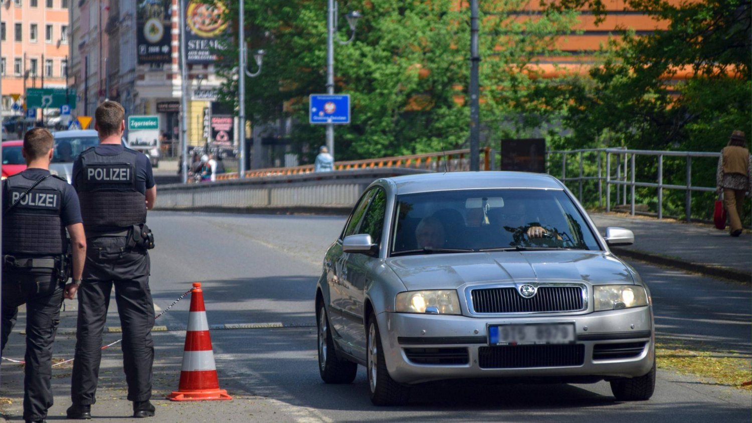 Kontrole graniczne na razie zostają. Presja migracyjna naciska na Niemcy. Przejście graniczne w Zgorzelcu i niemieccy policjanci.