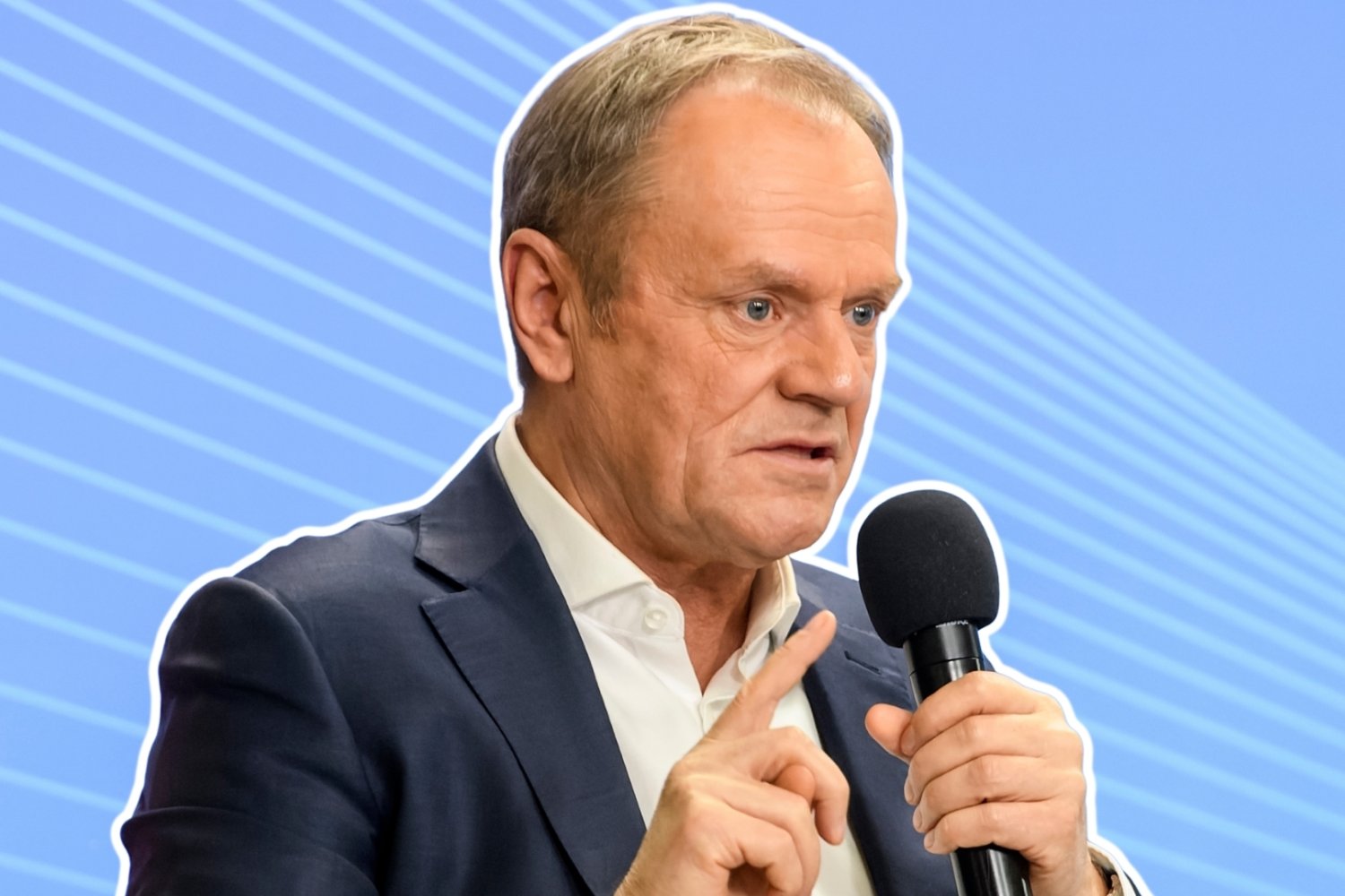 Donald Tusk z mikrofonem.