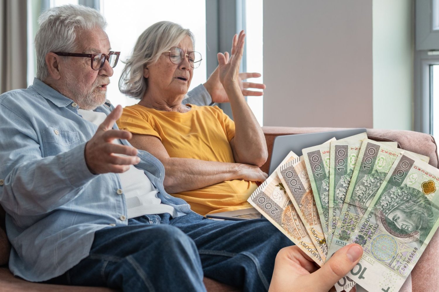 Starszy mężczyzna i starsza kobieta siedzą na kanapie z laptopem, plik banknotów.