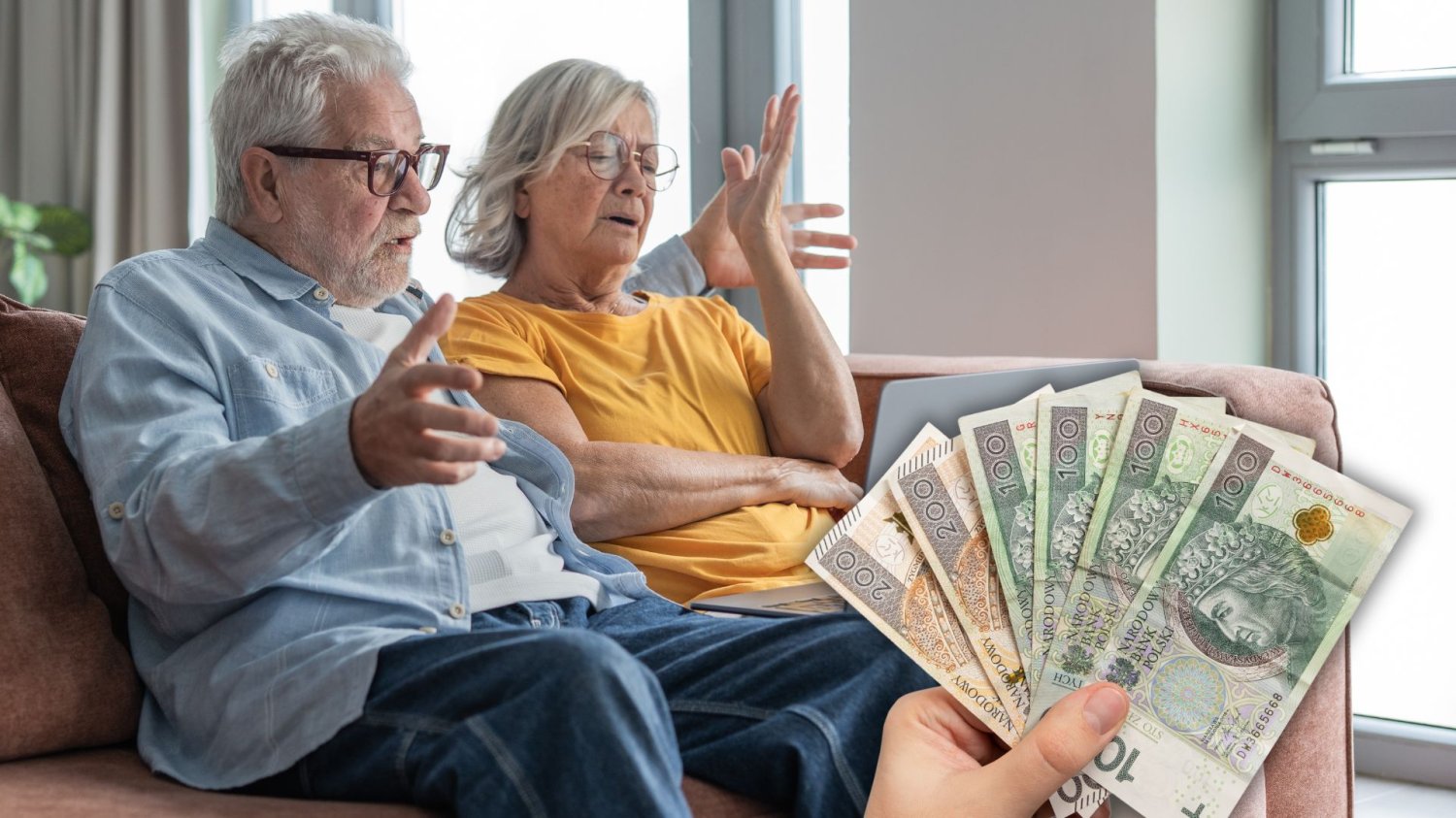 14. emerytura w 2026 roku. Przekroczysz ten jeden limit i zostaniesz z niczym. Starszy mężczyzna i starsza kobieta siedzą na kanapie z laptopem, plik banknotów.