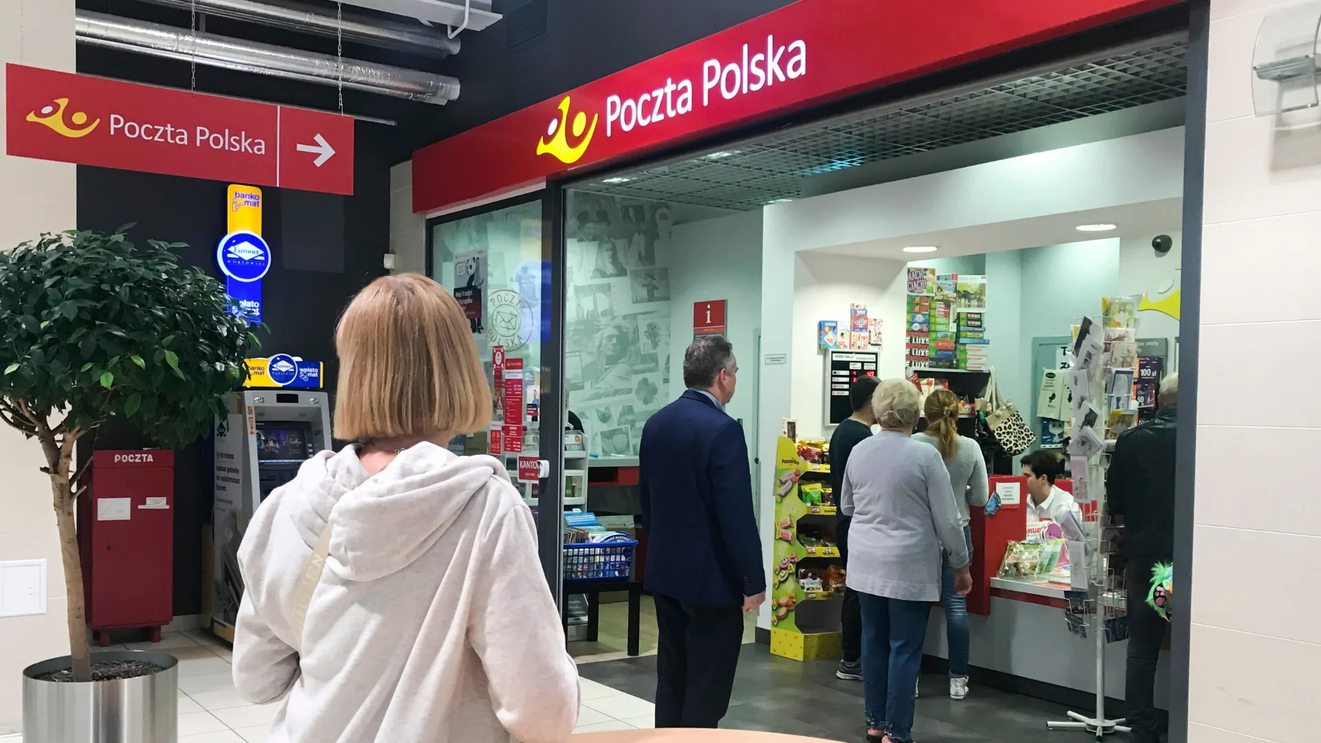 Poczta Polska chce czuć się potrzebna. Żabka nie jest dla niej wzorem do naśladowania Placówka Poczty Polskiej, kolejka.