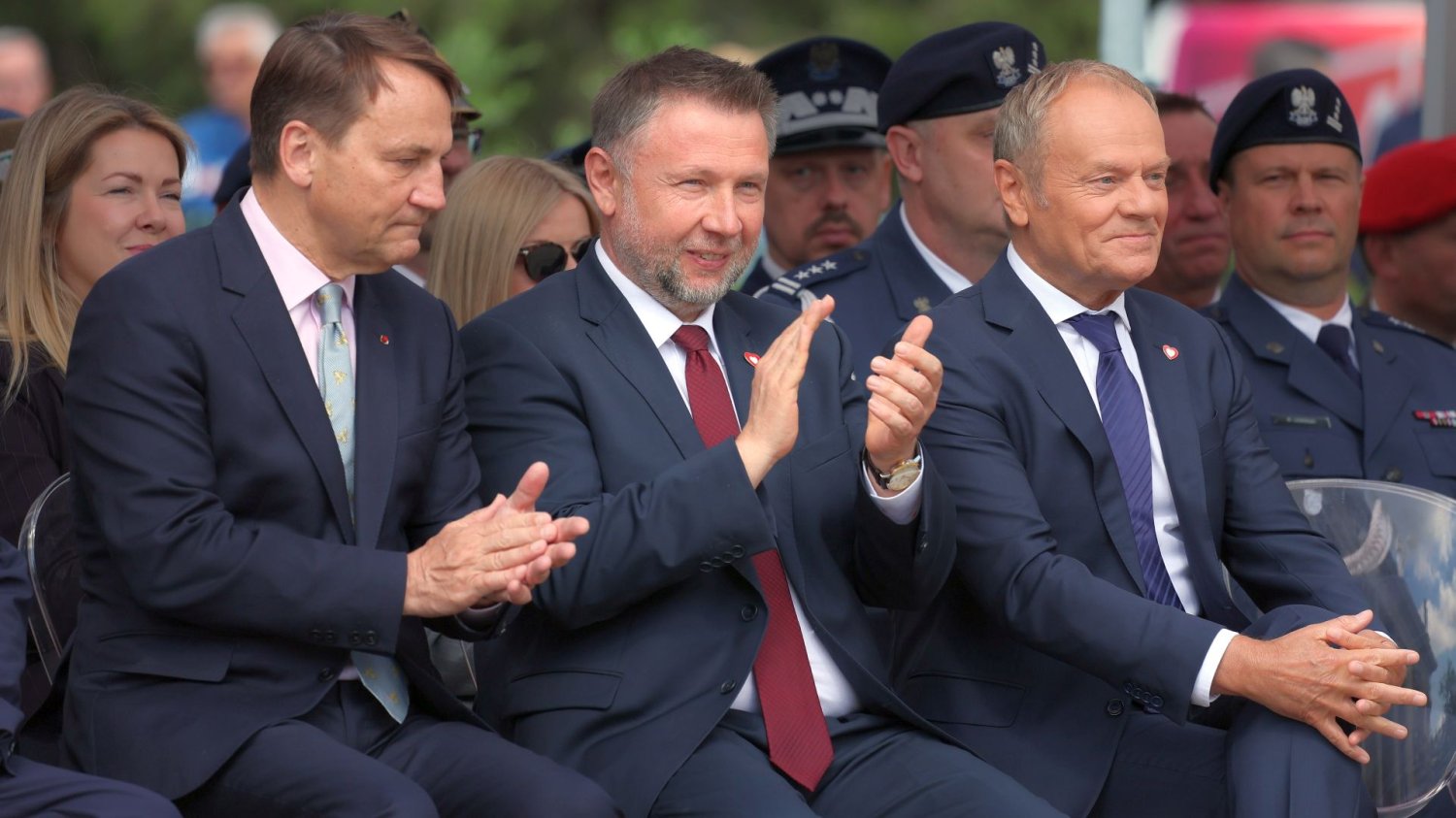 Prezydent +813 zł, urzędnik +180 zł. Tak działa automat do pomnażania pensji władzy Radosław Sikorski, Marcin Kierwiński i Donald Tusk