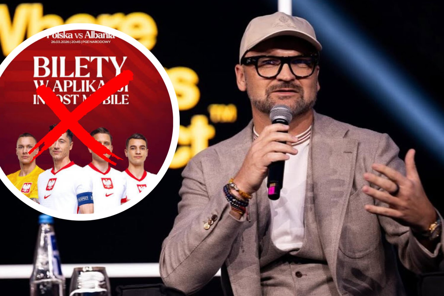 Rafał Brzoska z mikrofonem. Robert Lewandowski, Piotr Zieliński i inni zawodnicy w koszulkach reprezentacji Polski. Przekreślone kółko