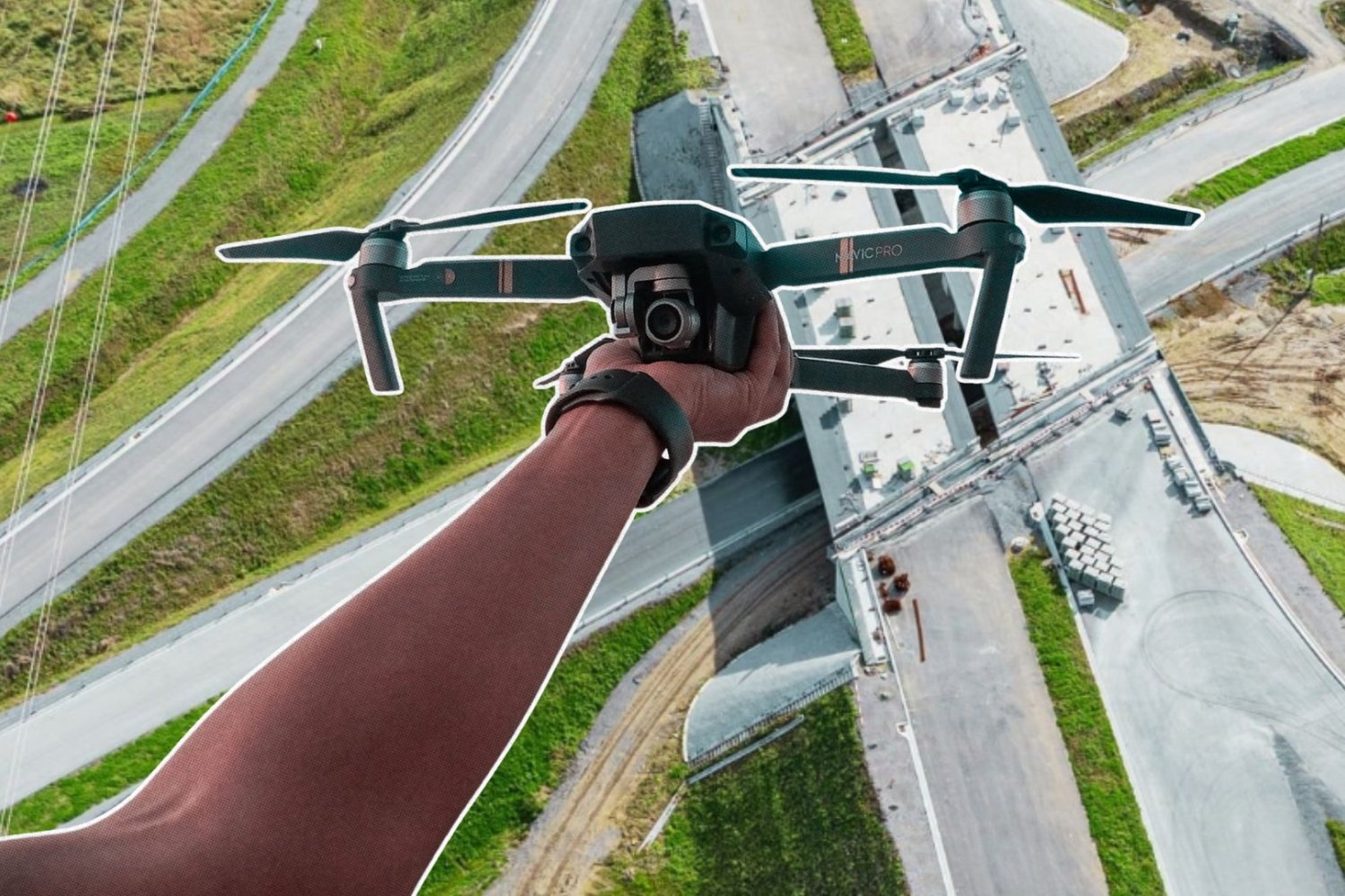 Podkarpacie zacznie monitorować niebo. Powstaną "autostrady powietrzne" Ręka z dronem na tle autostrady na Podkarpaciu.