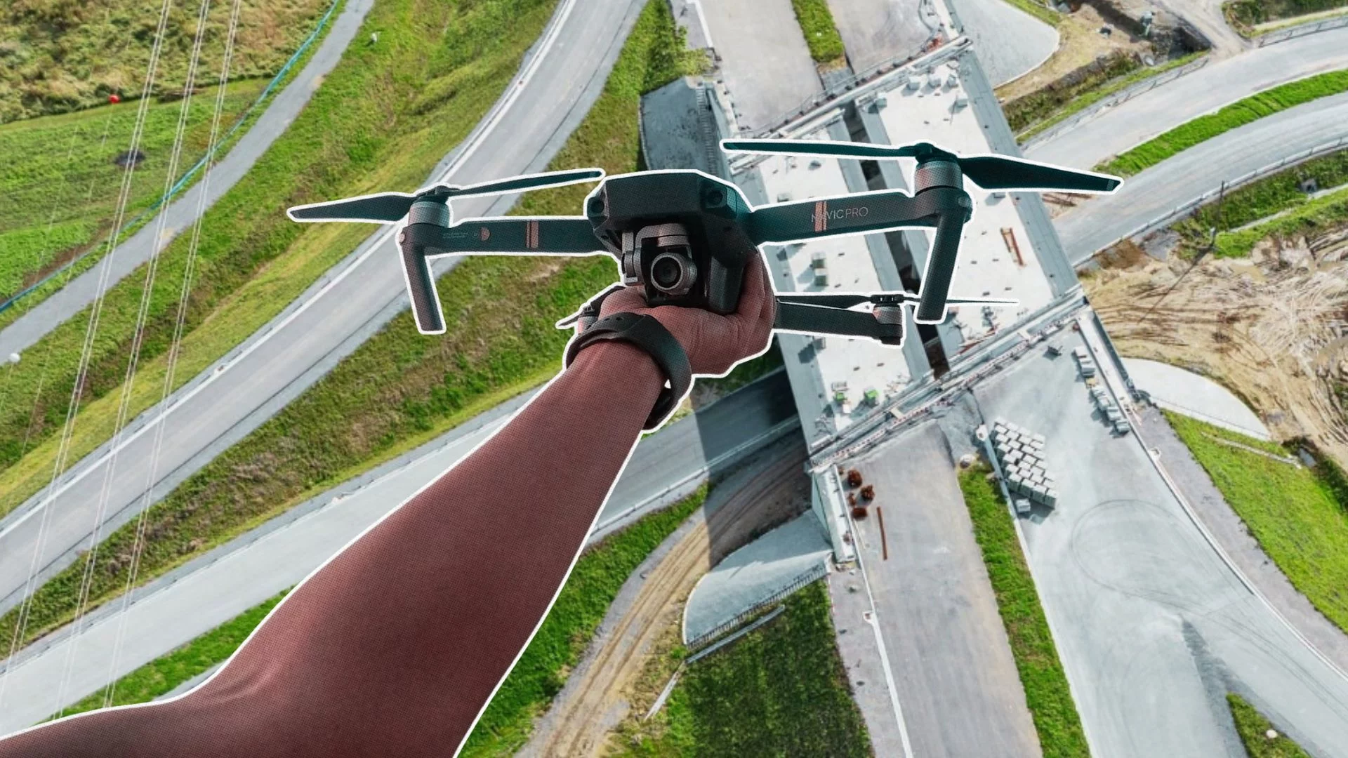 Podkarpacie zacznie monitorować niebo. Powstaną "autostrady powietrzne" Ręka z dronem na tle autostrady na Podkarpaciu.