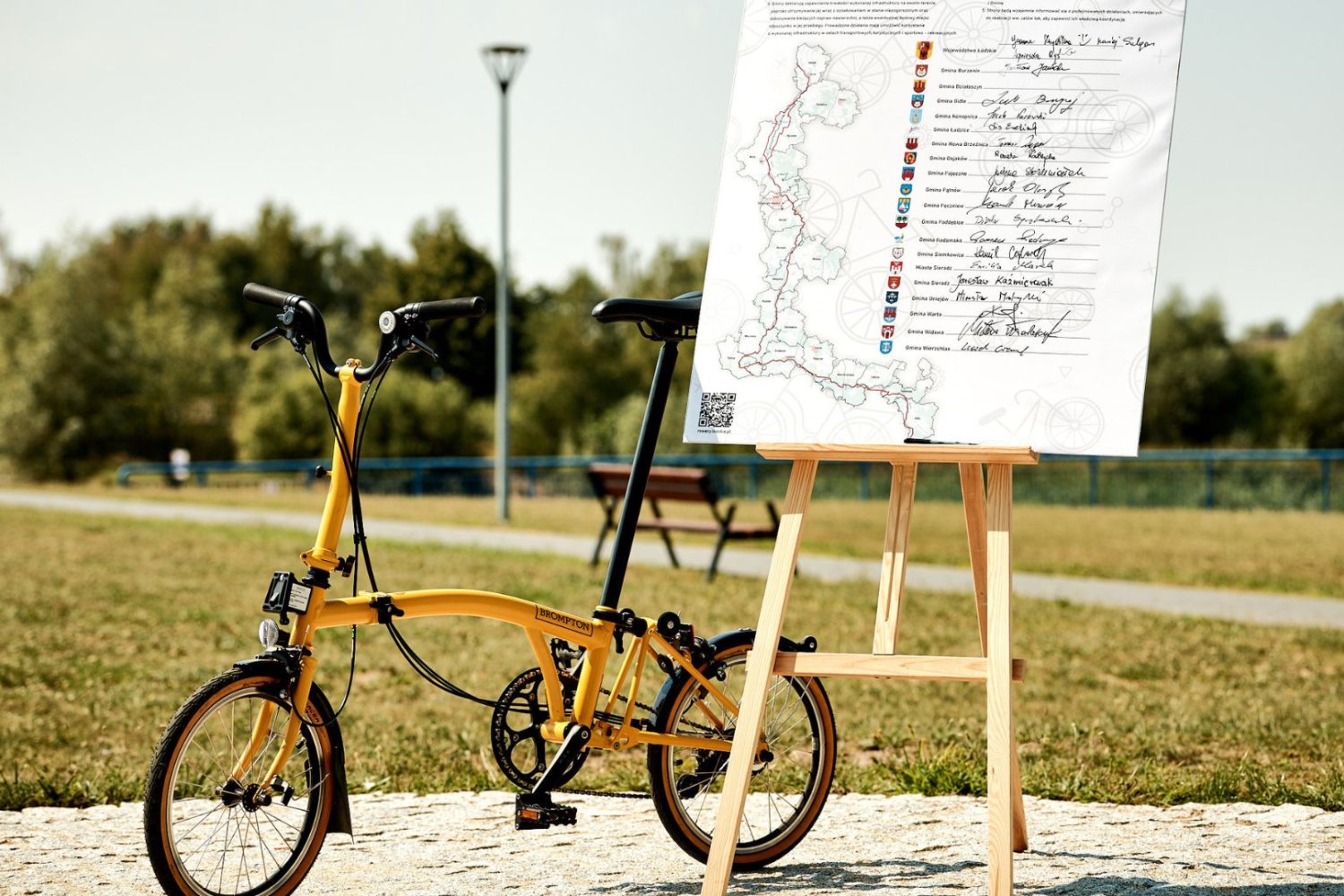 Nowy szlak wzdłuż Warty i pętla wokół Jeziorska. Rowerzyści nie będą się nudzić Rower przy tablicy.