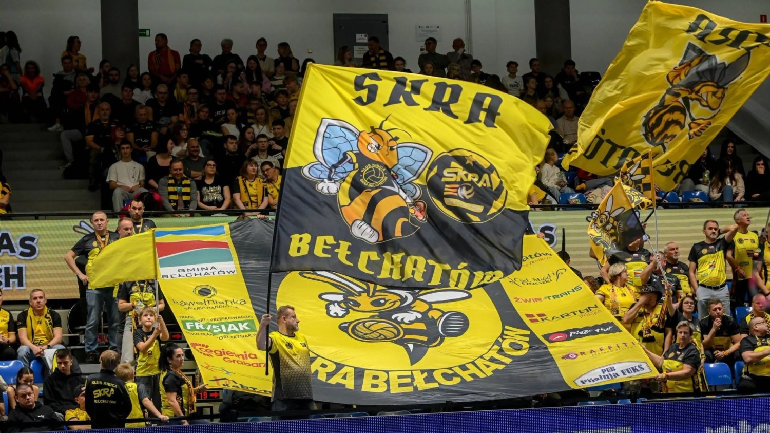 Kibice Skry Bełchatów na trybunach.