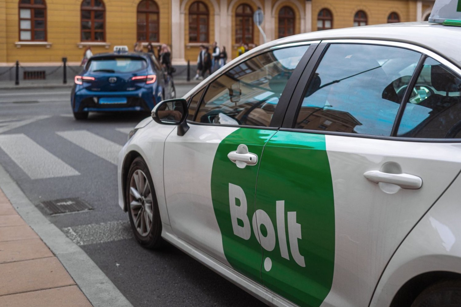 Samochód z oznakowaniem filmy Bolt. Wypełni lukę po Panku? Bolt Drive startuje w Polsce i celuje w kierowców bez auta