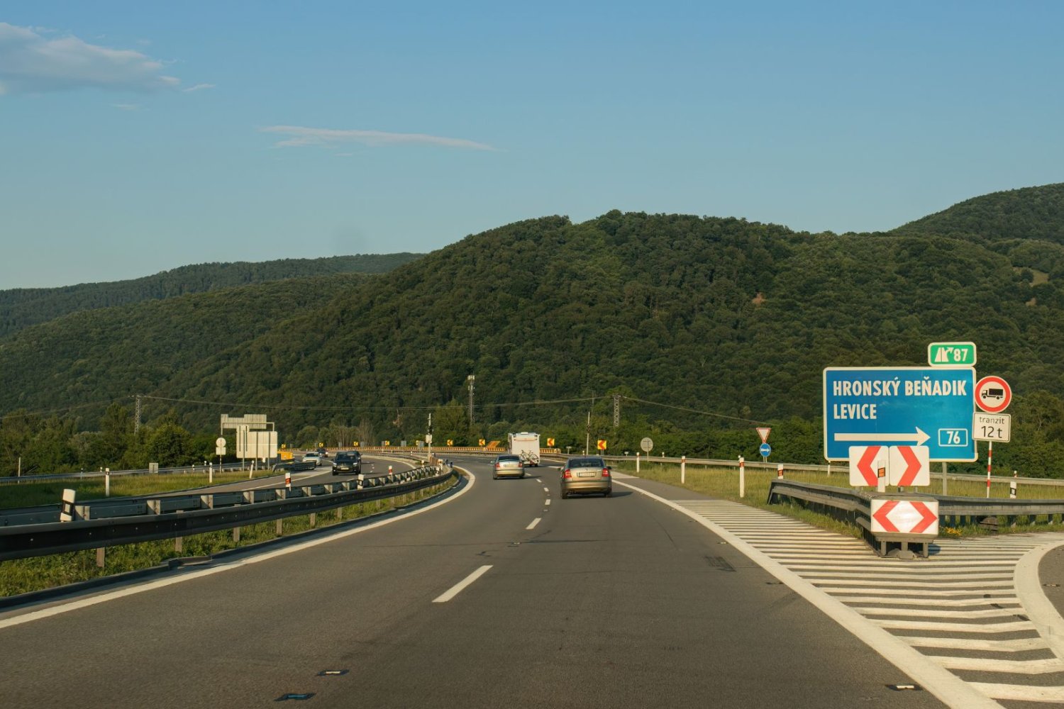 Samochody na słowackiej autostradzie.
