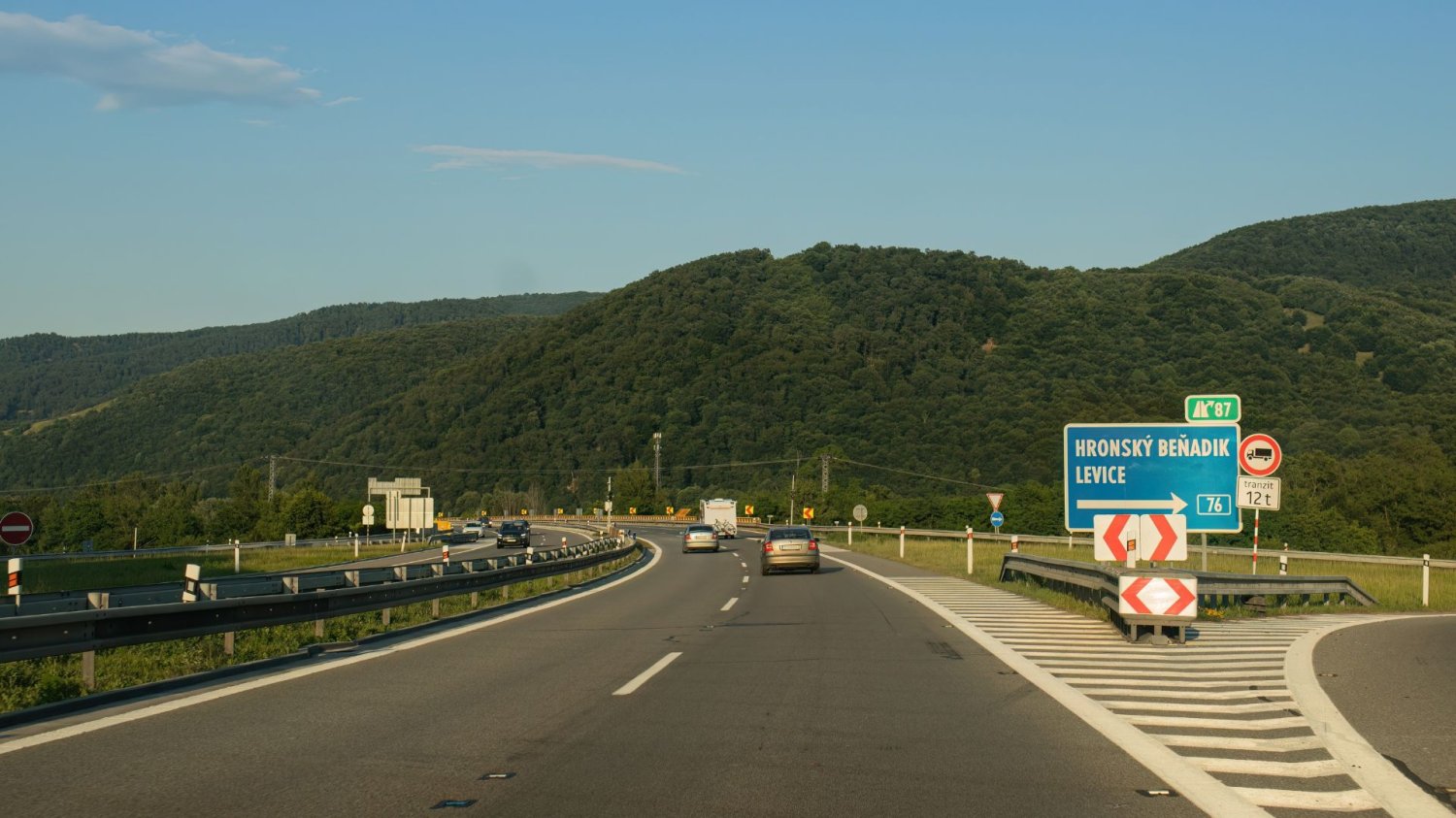 Zamknięta autostrada D3 na Słowacji. Droga Polaków na wakacje odcięta. Samochody na słowackiej autostradzie.