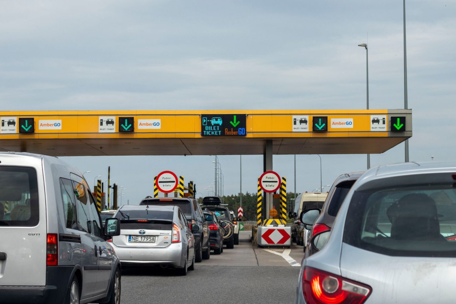 Samochody w kolejce do bramek na autostradzie.