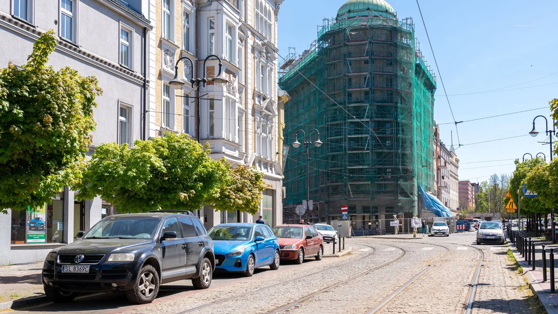 Strefa Płatnego Parkowania w Zabrzu to już fakt. Skończyło się rumakowanie. Samochody zaparkowane na ulicy w Zabrzu.