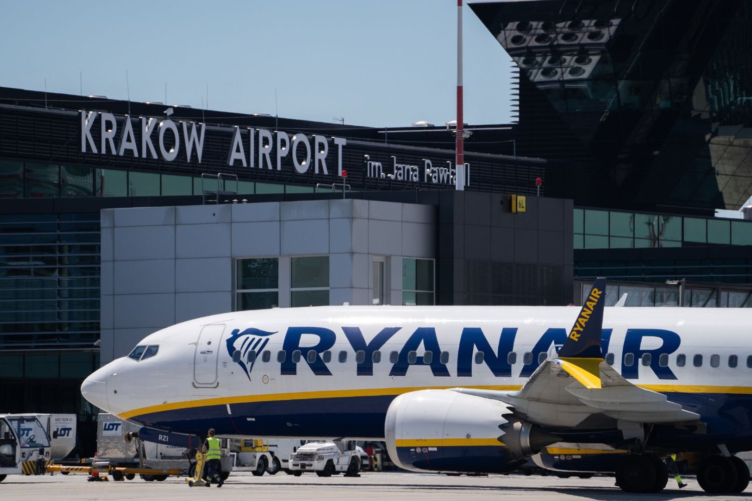 Samolot Ryanair na płycie krakowskiego lotniska Balice.