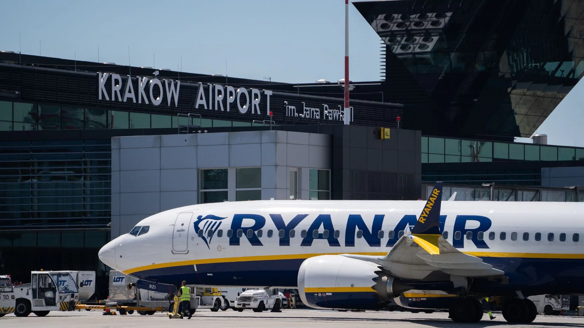 Samolot Ryanair na płycie krakowskiego lotniska Balice.