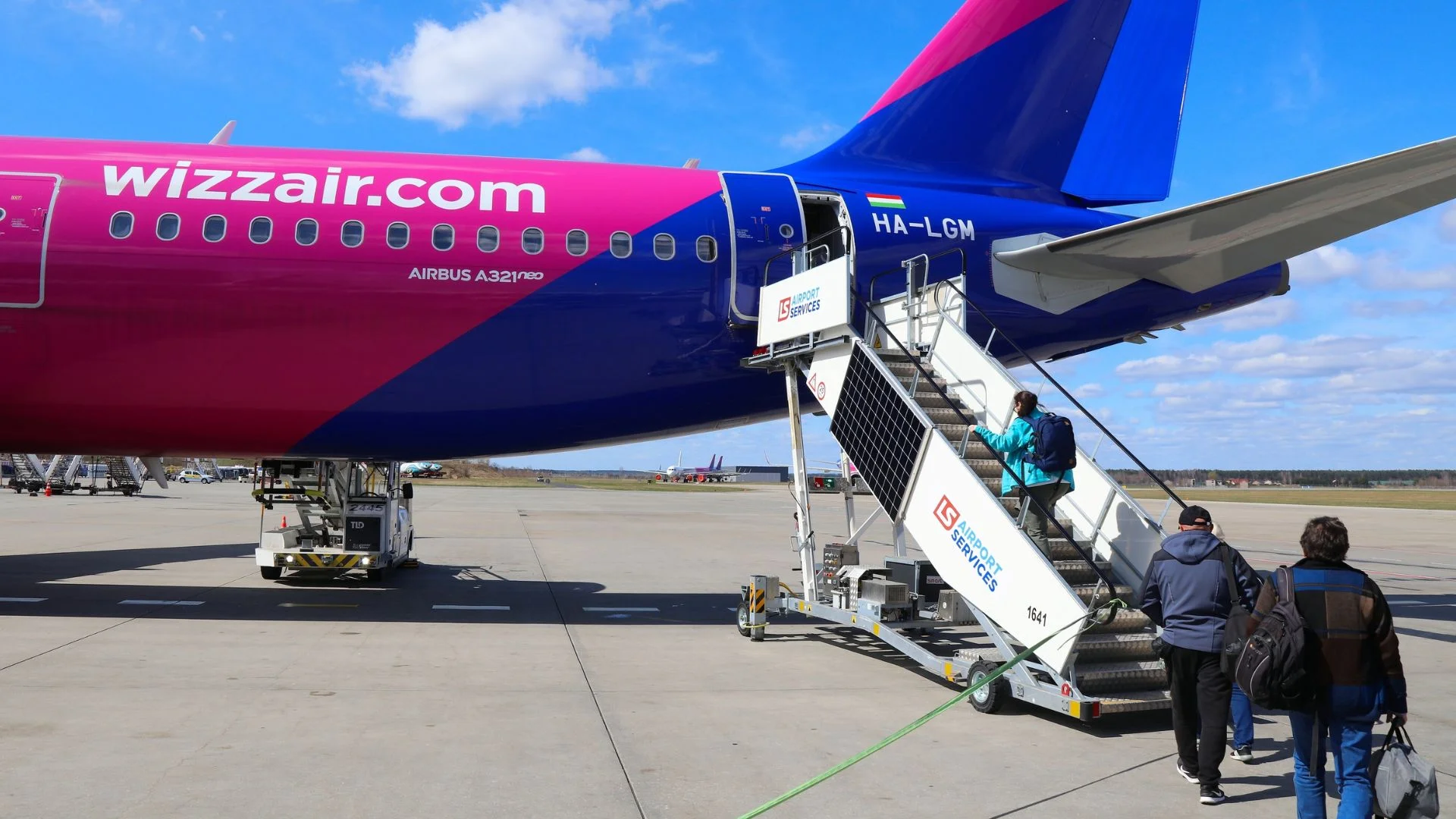 Wizz Air kasuje tysiące lotów. Z polskich lotnisk znikają lubiane kierunki Samolot WizzAir