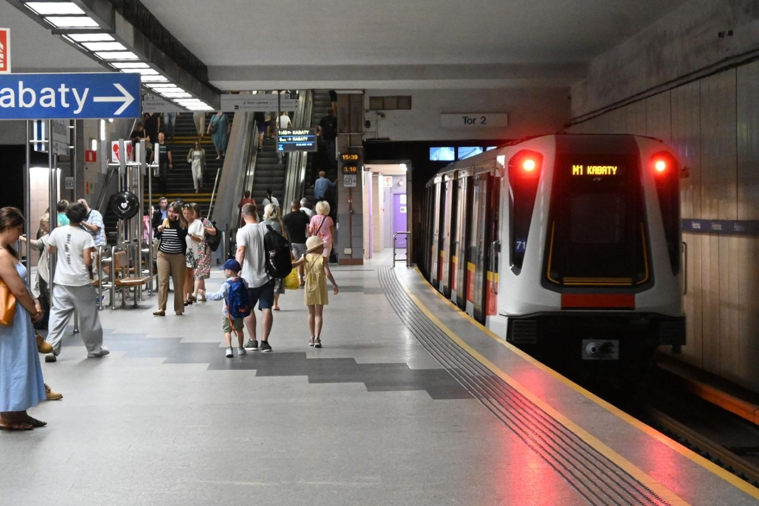 Metro Warszawa stanęło w porannym szczycie. Awaria i 10 zamkniętych stacji. Stacja metra Warszawa, pasażerowie.