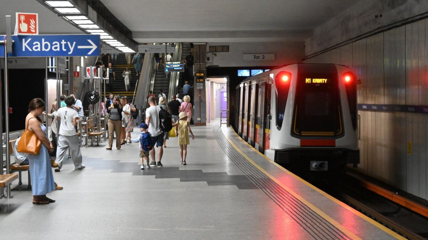 Metro Warszawa stanęło w porannym szczycie. Awaria i 10 zamkniętych stacji. Stacja metra Warszawa, pasażerowie.