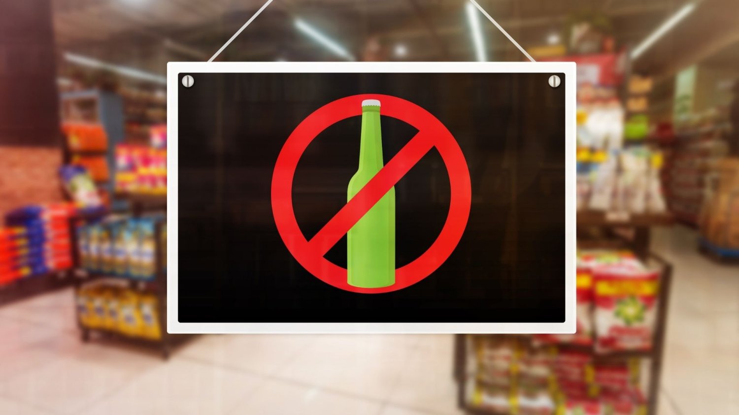 Kraków zmienia zasady od wtorku. O 22:00 sklepy zamykają półkę z alkoholem. znak z przekreśloną butelką.