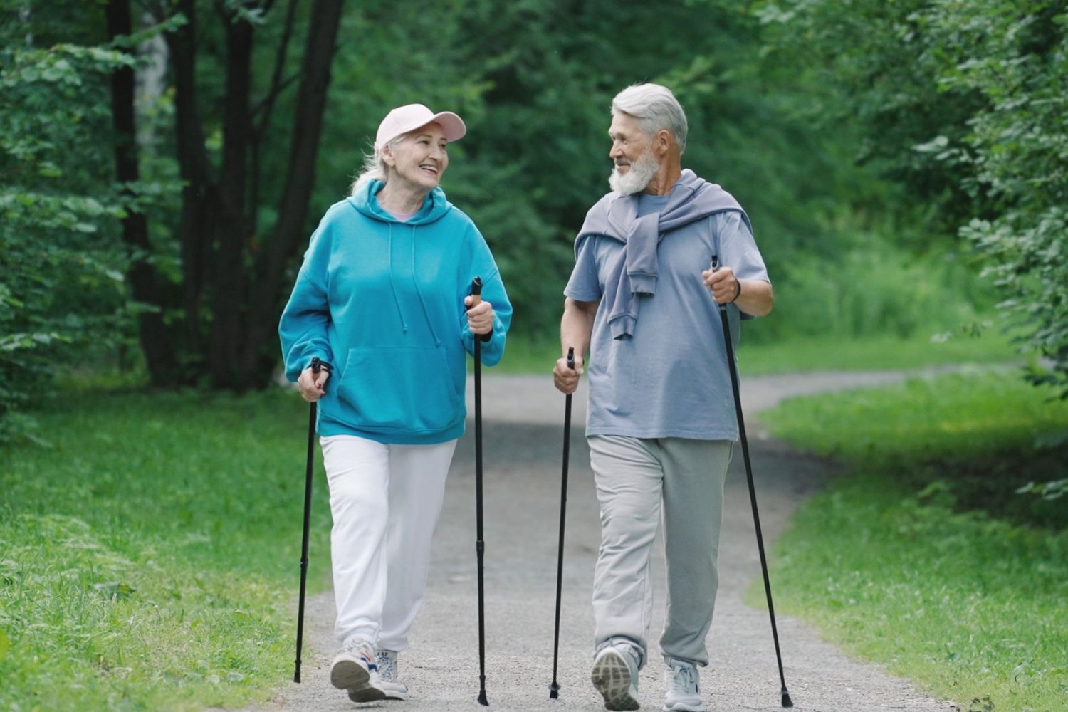 Seniorzy uprawiający Nordic Walking
