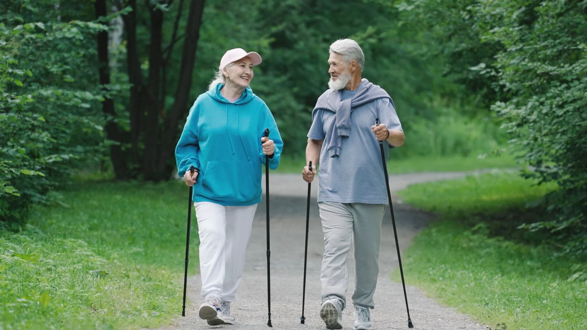 Seniorzy uprawiający Nordic Walking