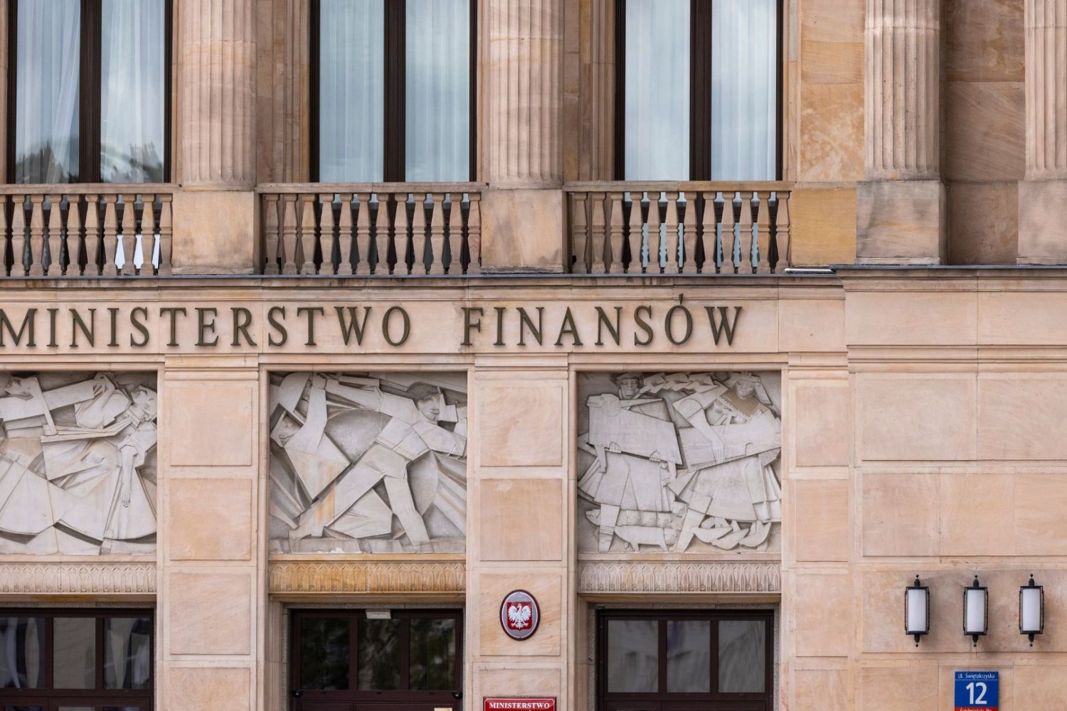 Koniec raju podatkowego w Polsce? Ministerstwo Finansów bierze się za fundacje rodzinne Siedziba Ministerstwa Finansów. Ministerstwo Finansów chce dobrać się do fundacji rodzinnych. Na drodze może stanąć Nawrocki