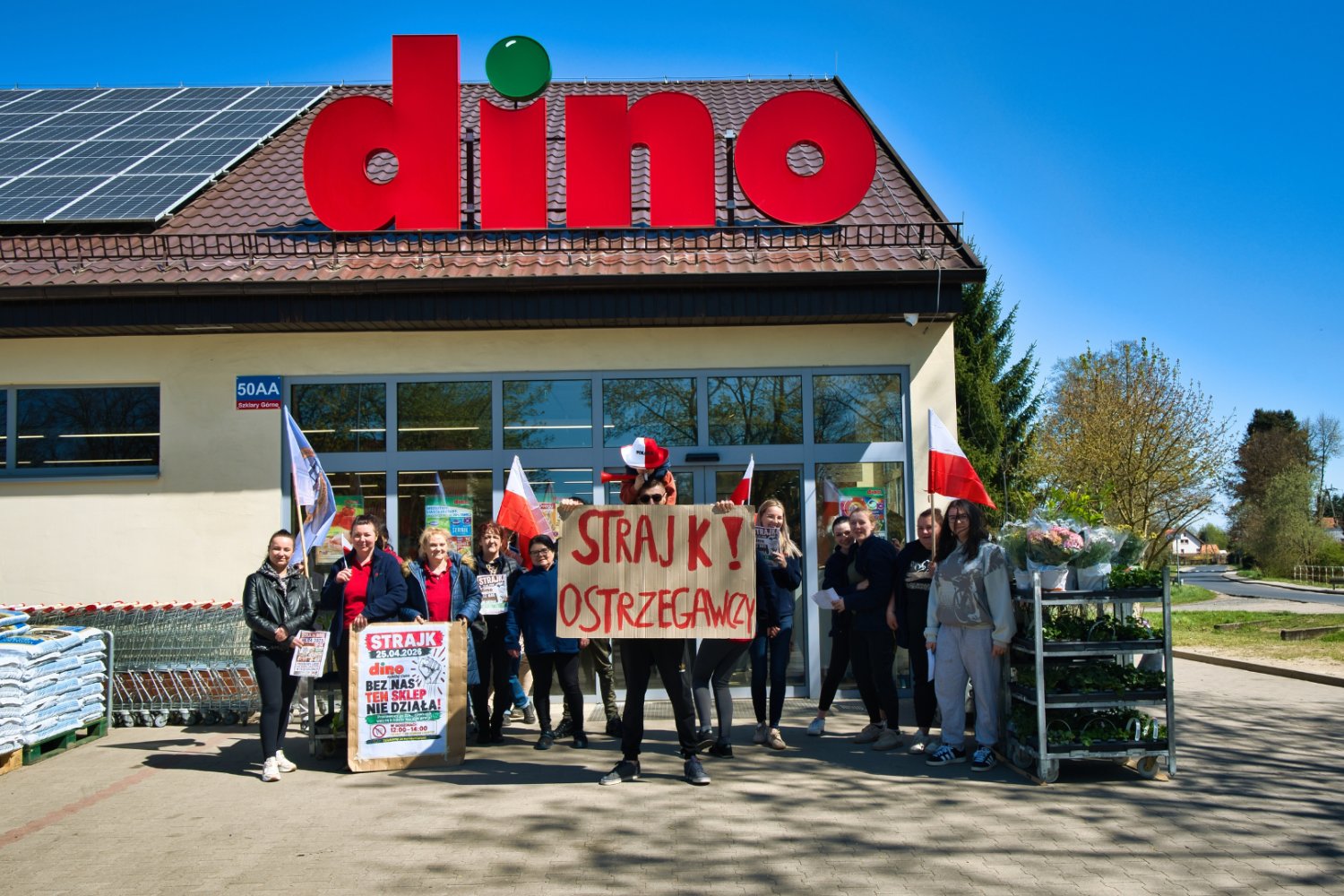 sklep dino i strajkujący pracownicy
