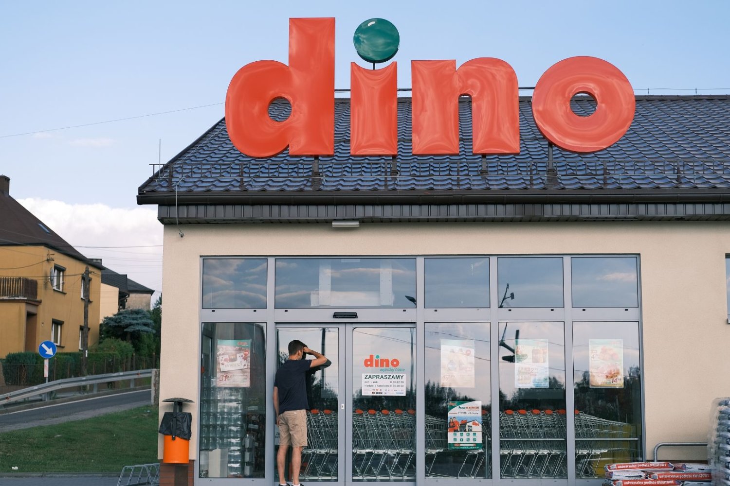 Te produkty znikają z Dino i aptek przez decyzję GIS. Polacy, sprawdźcie szafki. Sklep Dino.