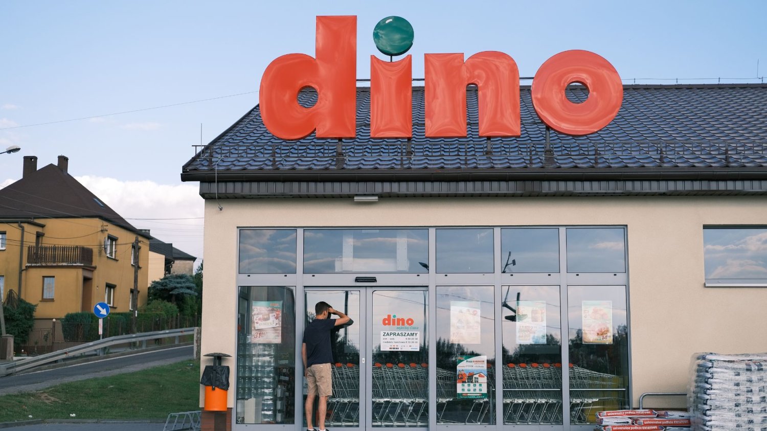 Te produkty znikają z Dino i aptek przez decyzję GIS. Polacy, sprawdźcie szafki. Sklep Dino.