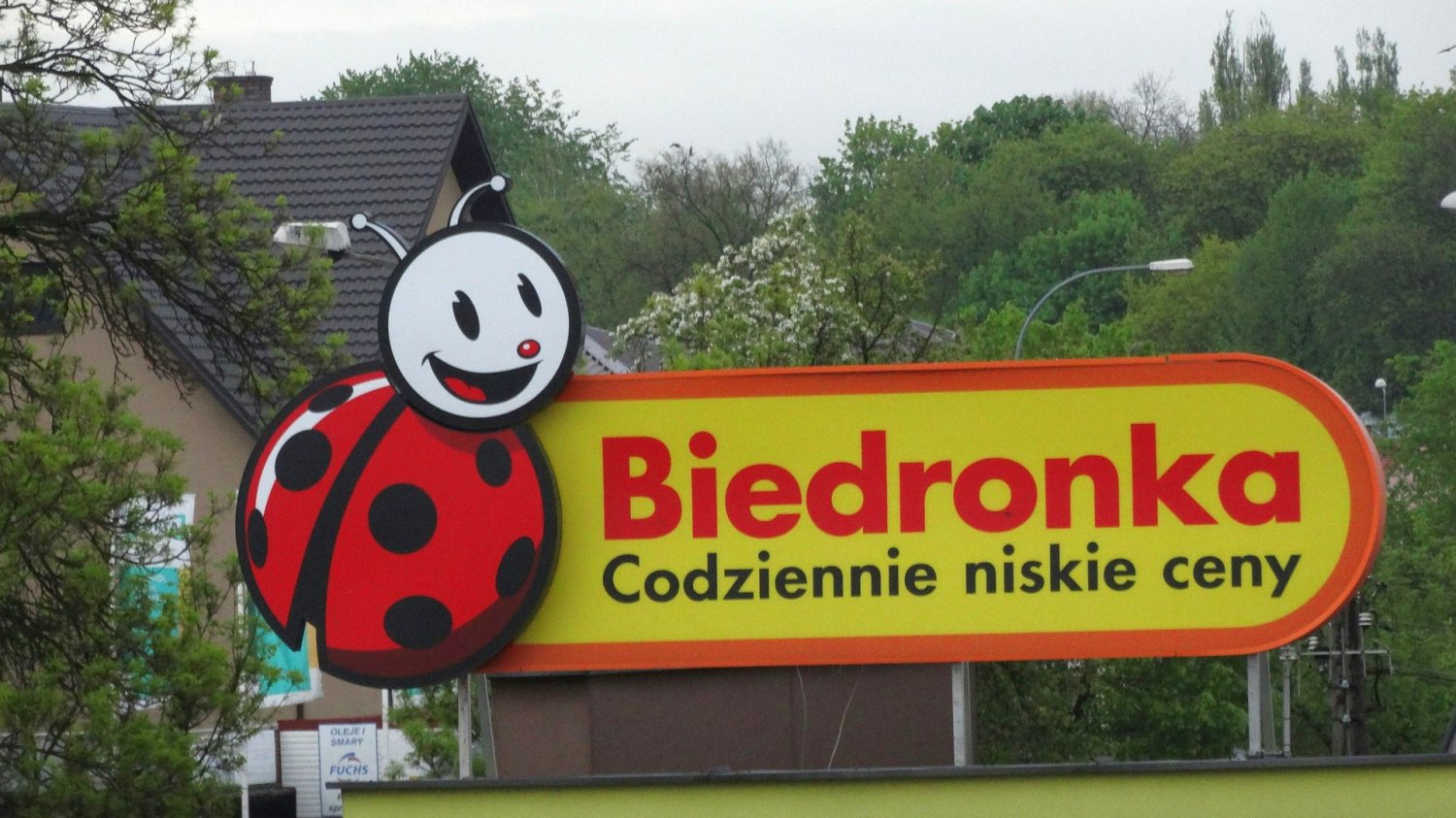 W Darłowie powstał "dom jednorodzinny" i zamieszkała w nim... Biedronka. Sąsiedzi czują się jakby ktoś napluł im w twarz sklep sieci Biedronka