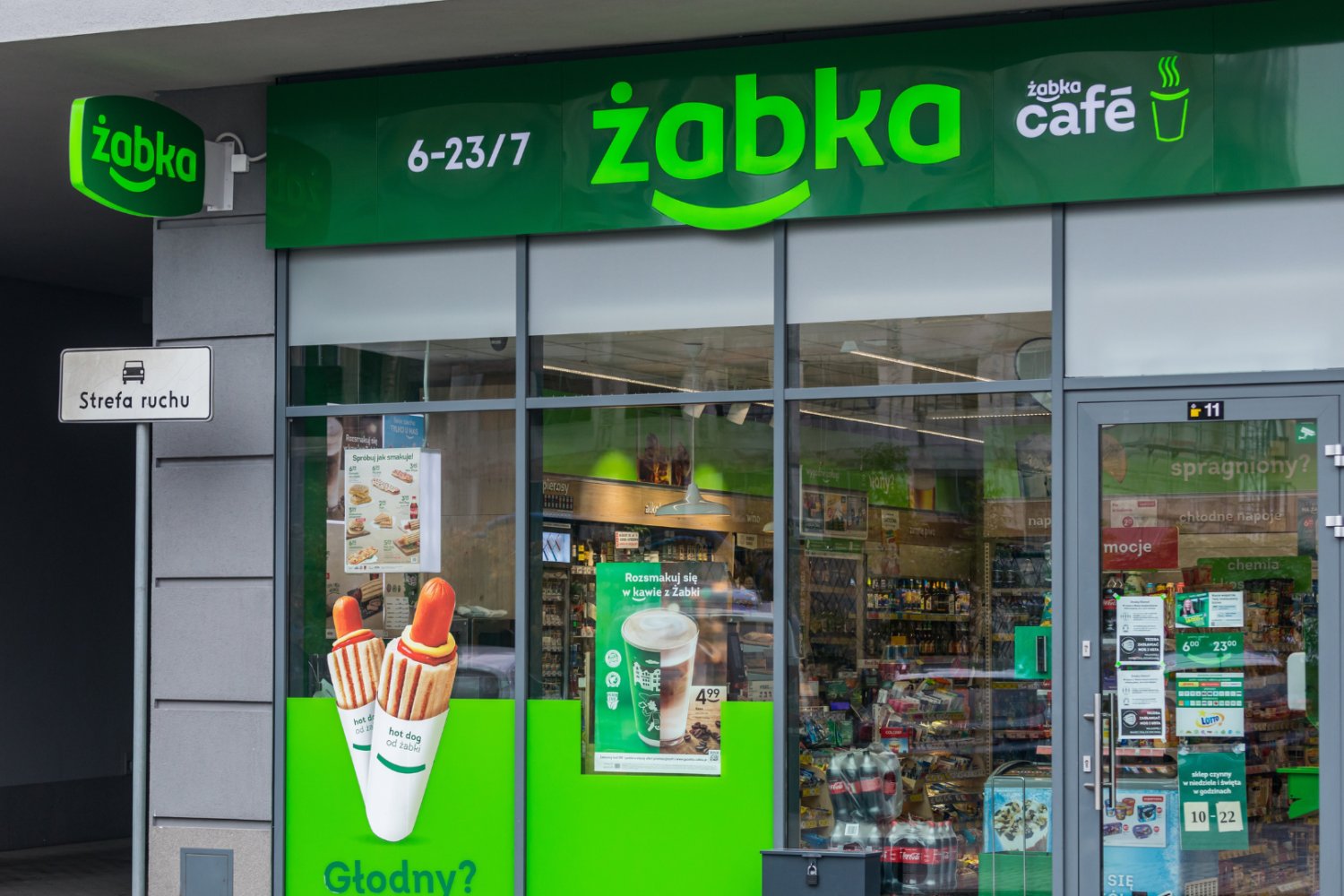 Kurs akcji Żabki rośnie. Papiery wartościowe giganta są najdroższe w historii sklep żabka