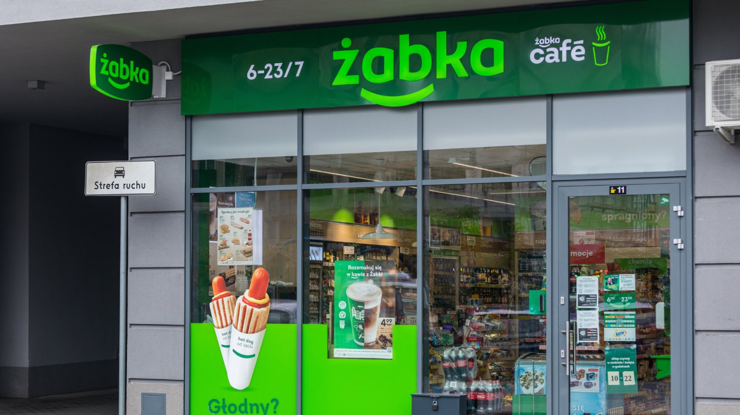 Kurs akcji Żabki rośnie. Papiery wartościowe giganta są najdroższe w historii sklep żabka