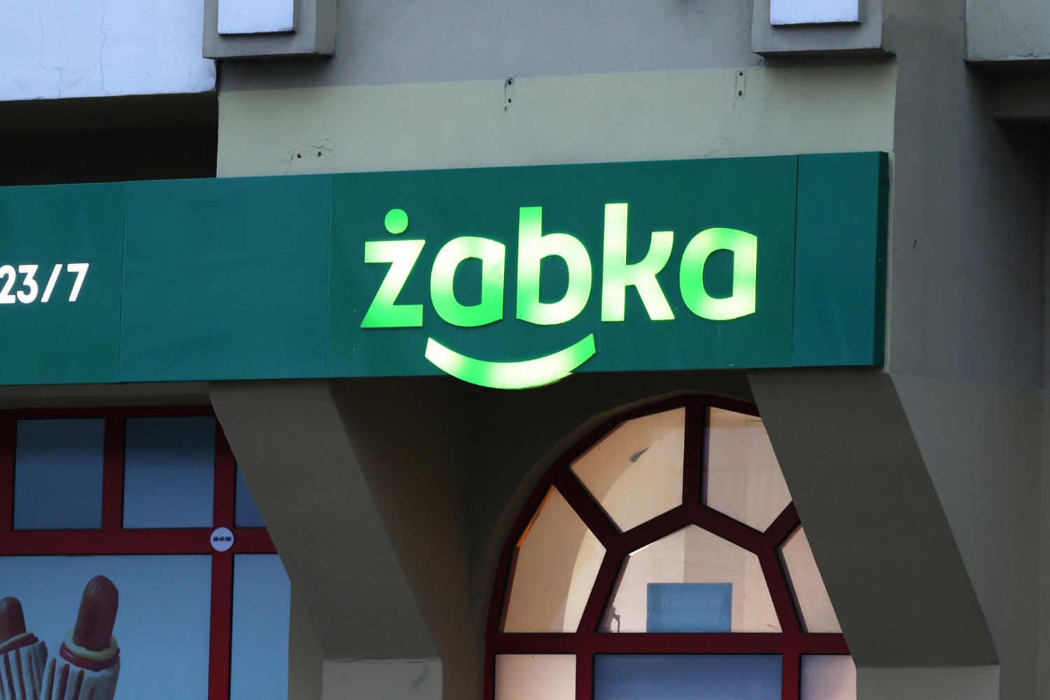 Kurs akcji Żabki spada. Mimo tego spółka rośnie jak na drożdżach i rzuca rękawicę gigantom Sklep Żabka