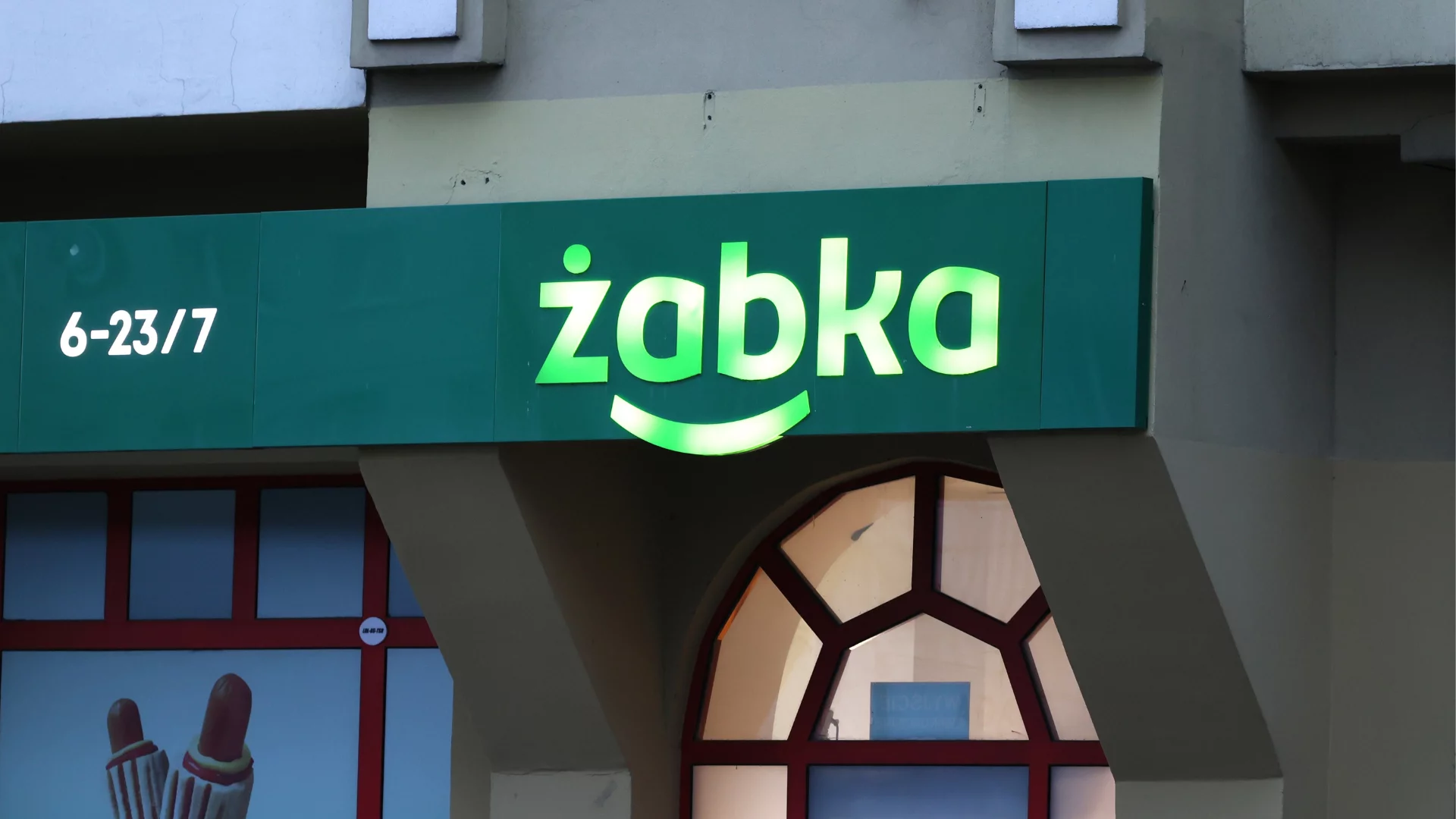 Kurs akcji Żabki spada. Mimo tego spółka rośnie jak na drożdżach i rzuca rękawicę gigantom Sklep Żabka