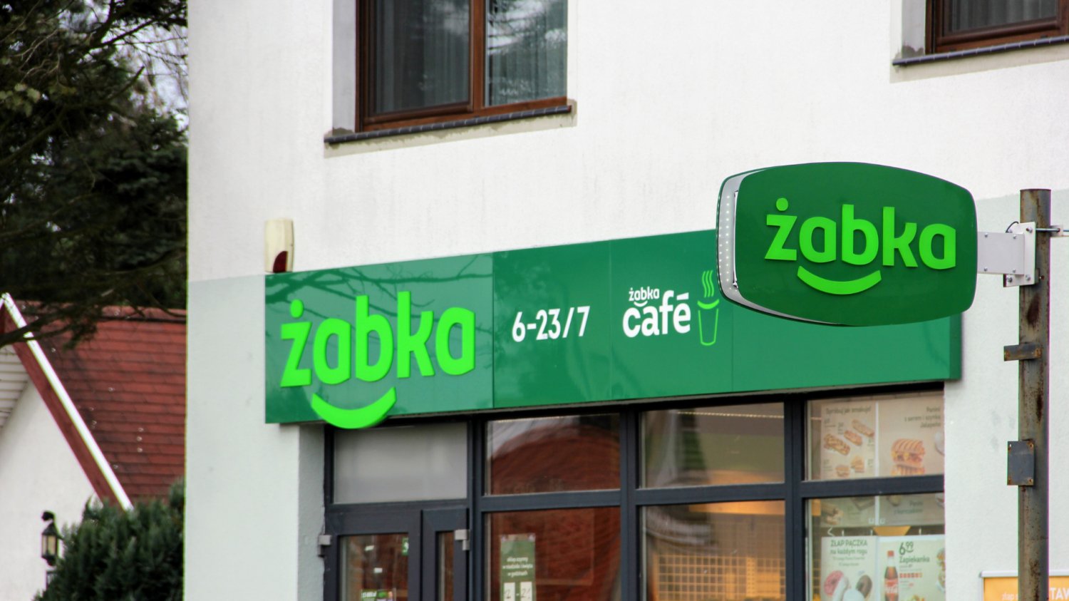 Kurs akcji Żabki rośnie w czasie spadków na GPW. Inwestorzy liczą już wakacyjne zyski sklep Żabki