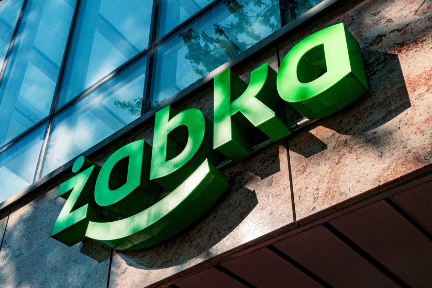 Kurs Żabki nadal rośnie. Inwestowanie staje się tu już ryzykowne Sklep Żabki