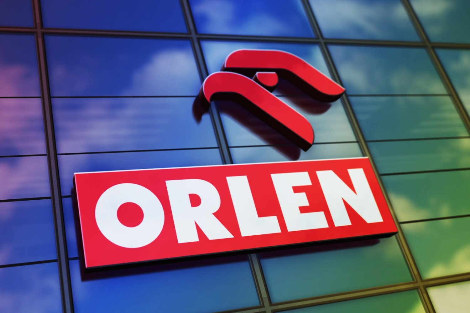 Logo Orlen na budynku firmy.