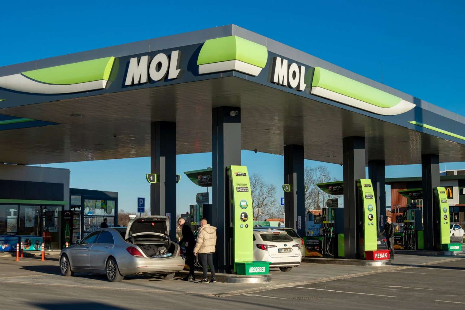 Stacja benzynowa MOL.