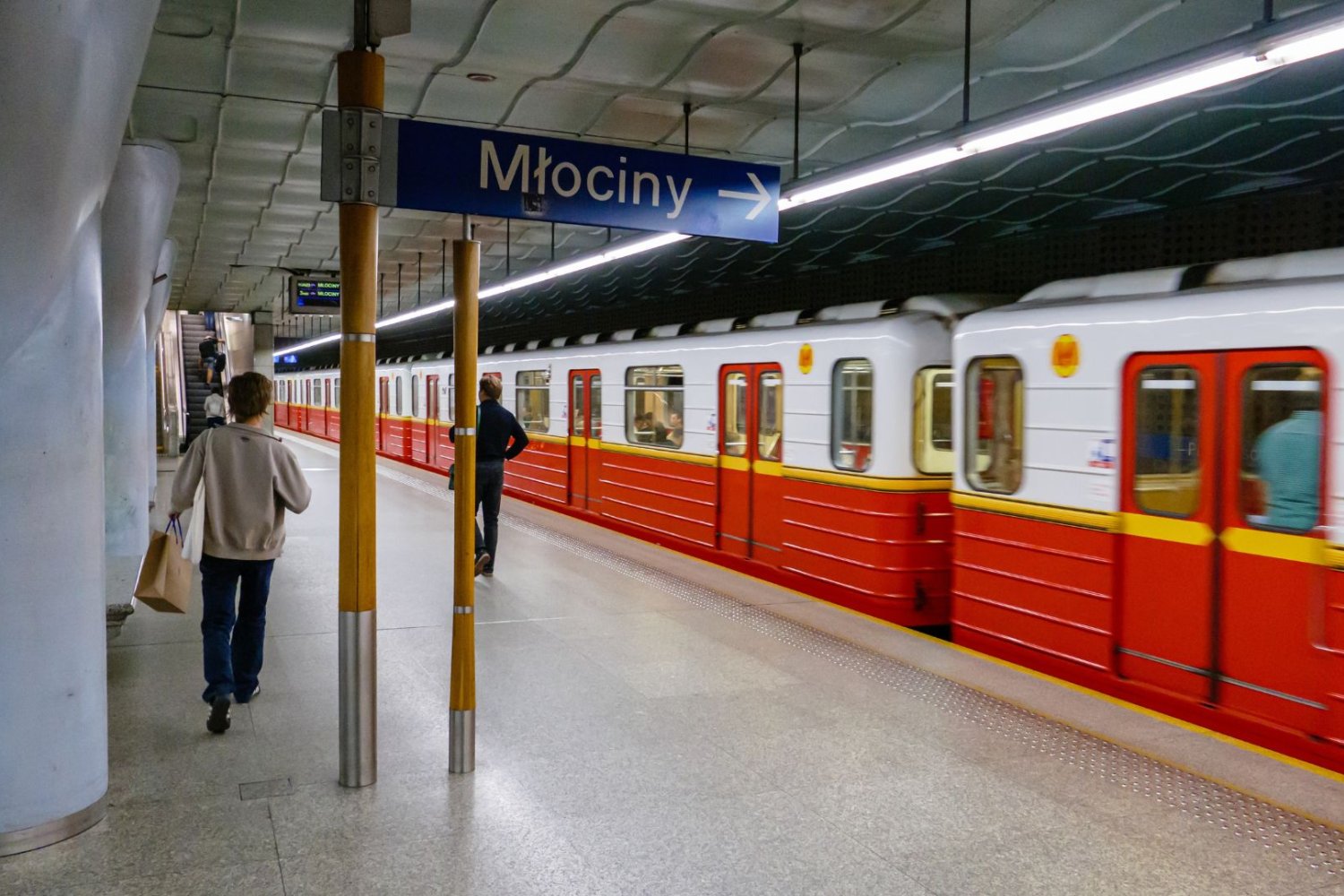 Awaria w warszawskim metrze. 5 stacji wyłączonych z ruchu. Stacja metra w Warszawie. Ludzie czekają na pociąg.