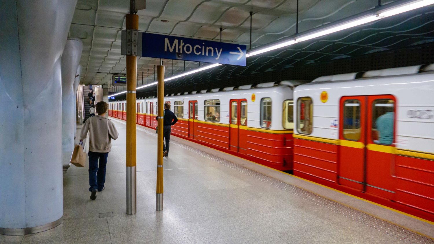 Stacja metra w Warszawie. Ludzie czekają na pociąg.