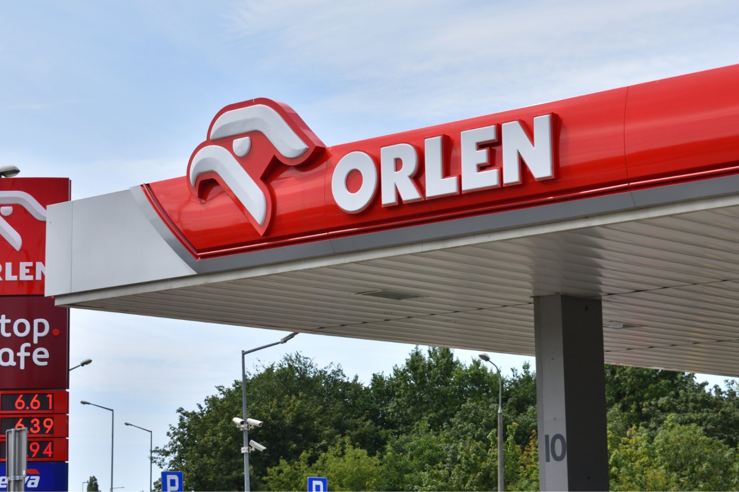 Kurs Orlenu rośnie. Koncern reaguje na doniesienia z Bliskiego Wschodu. Stacja Orlenu