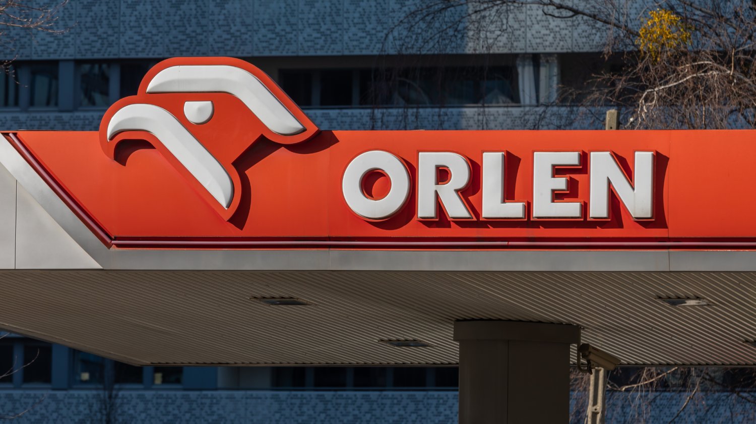 Kurs akcji Orlenu spadają. Inwestorzy zakładają, że w wakacje będziemy mniej podróżować Stacja Orlenu
