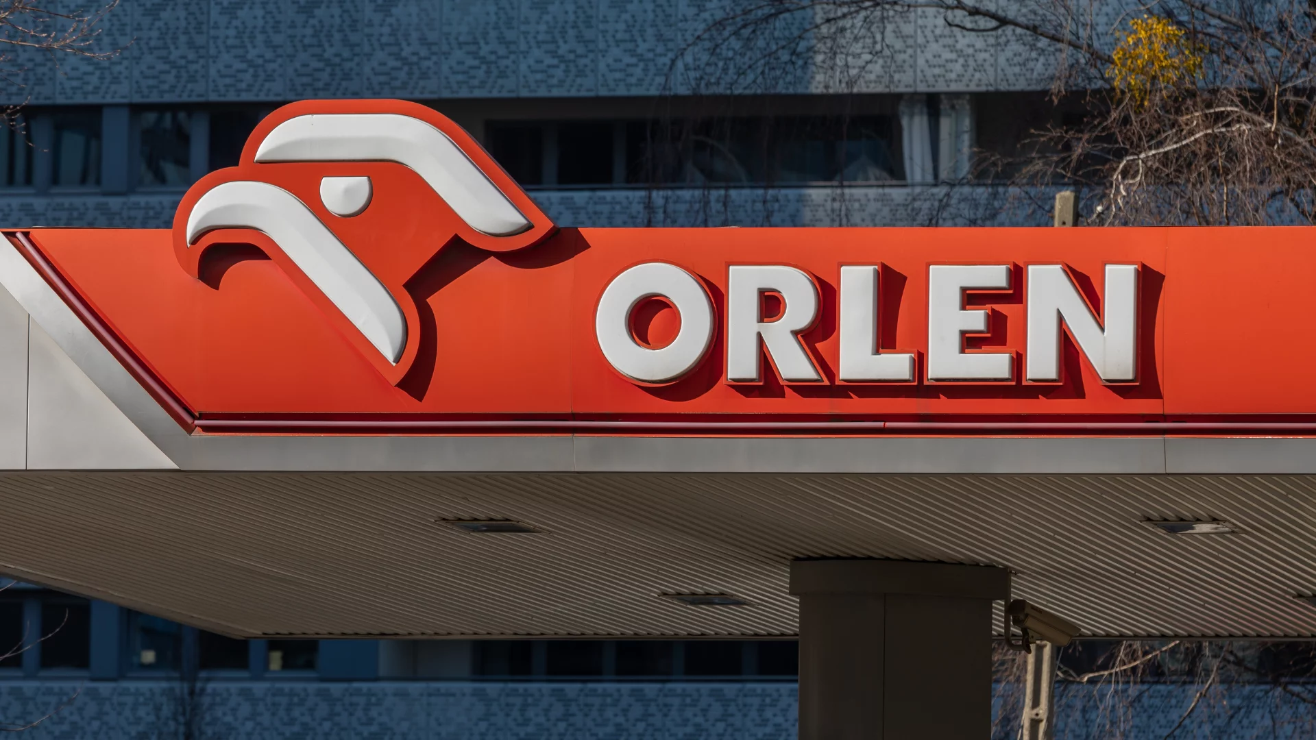 Kurs akcji Orlenu spadają. Inwestorzy zakładają, że w wakacje będziemy mniej podróżować Stacja Orlenu