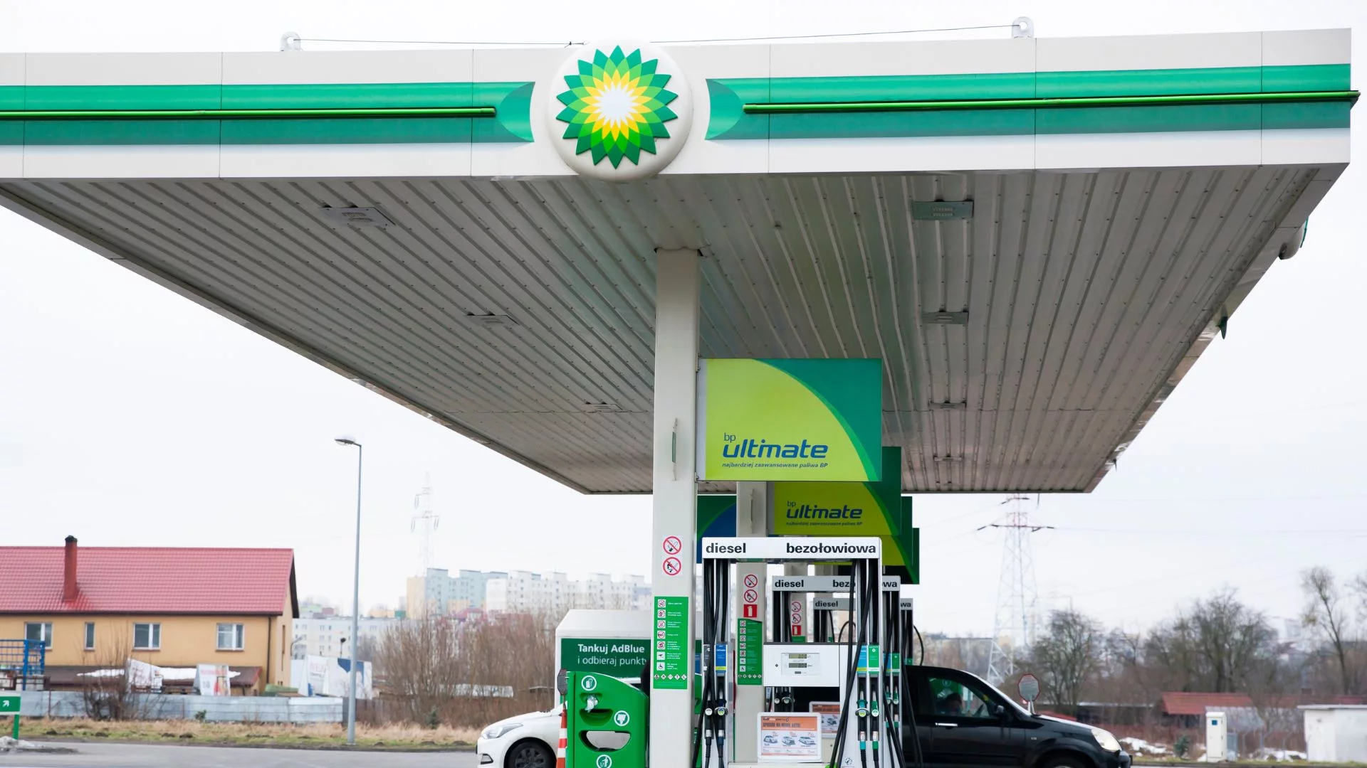 Stacja paliw BP. BP zwalnia 700 osób. Wiemy, co z pracownikami w Polsce