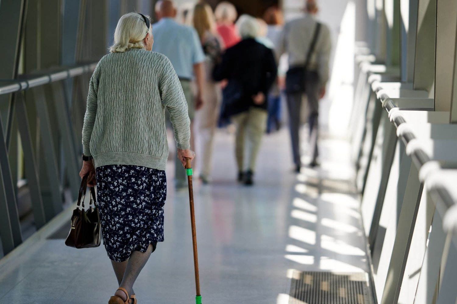 Starsza pani z laską w tle więcej seniorów. Mamy jedną dekadę. Potem demograficzna lawina zwiąże nam ręce