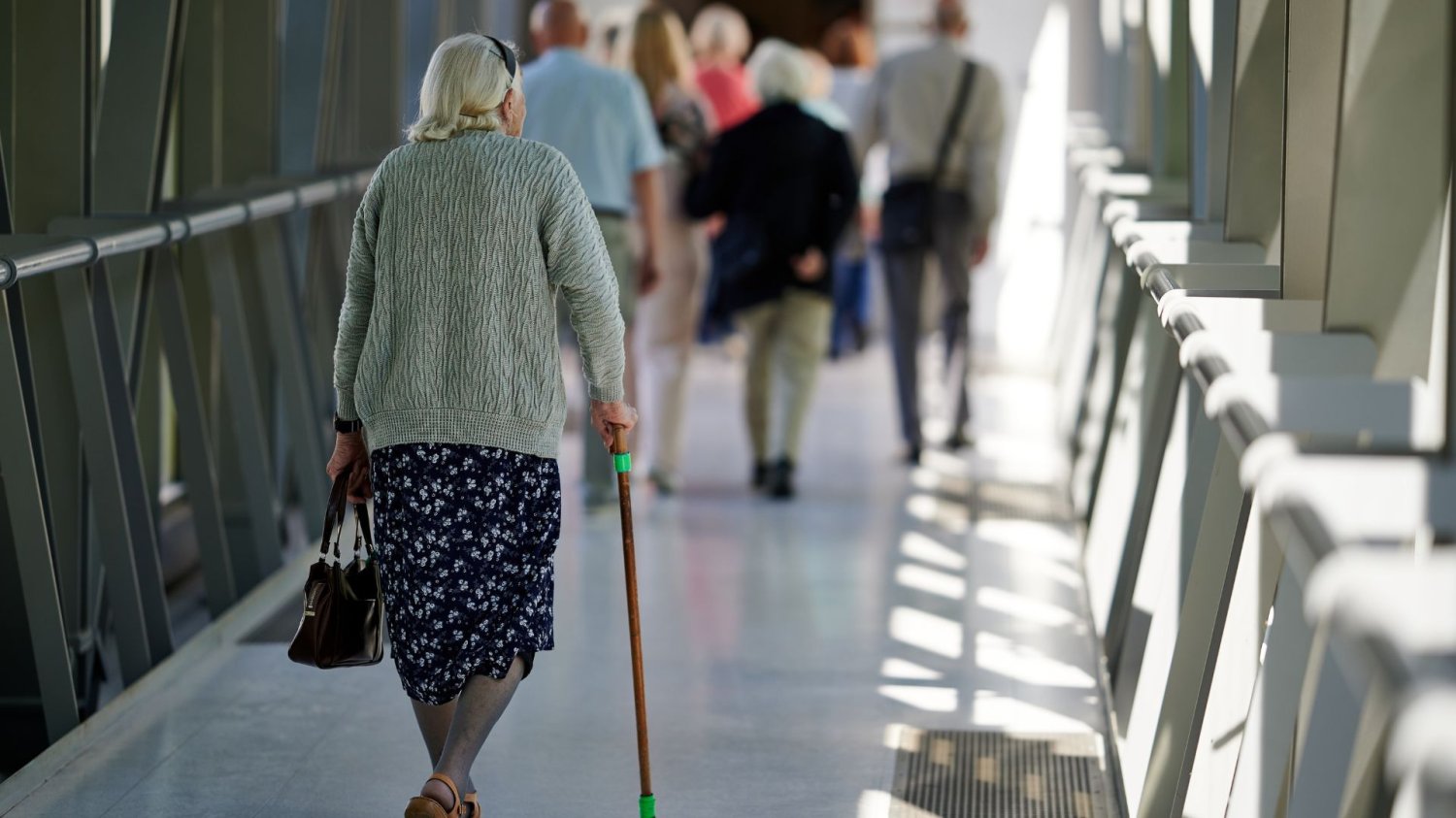Demograficzny armagedon w Polsce. Pomogą nam tylko imigranci Starsza pani z laską w tle więcej seniorów. Mamy jedną dekadę. Potem demograficzna lawina zwiąże nam ręce