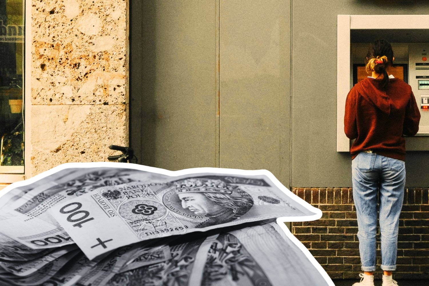 stosik banknotów na tle kobiety z bankomatem