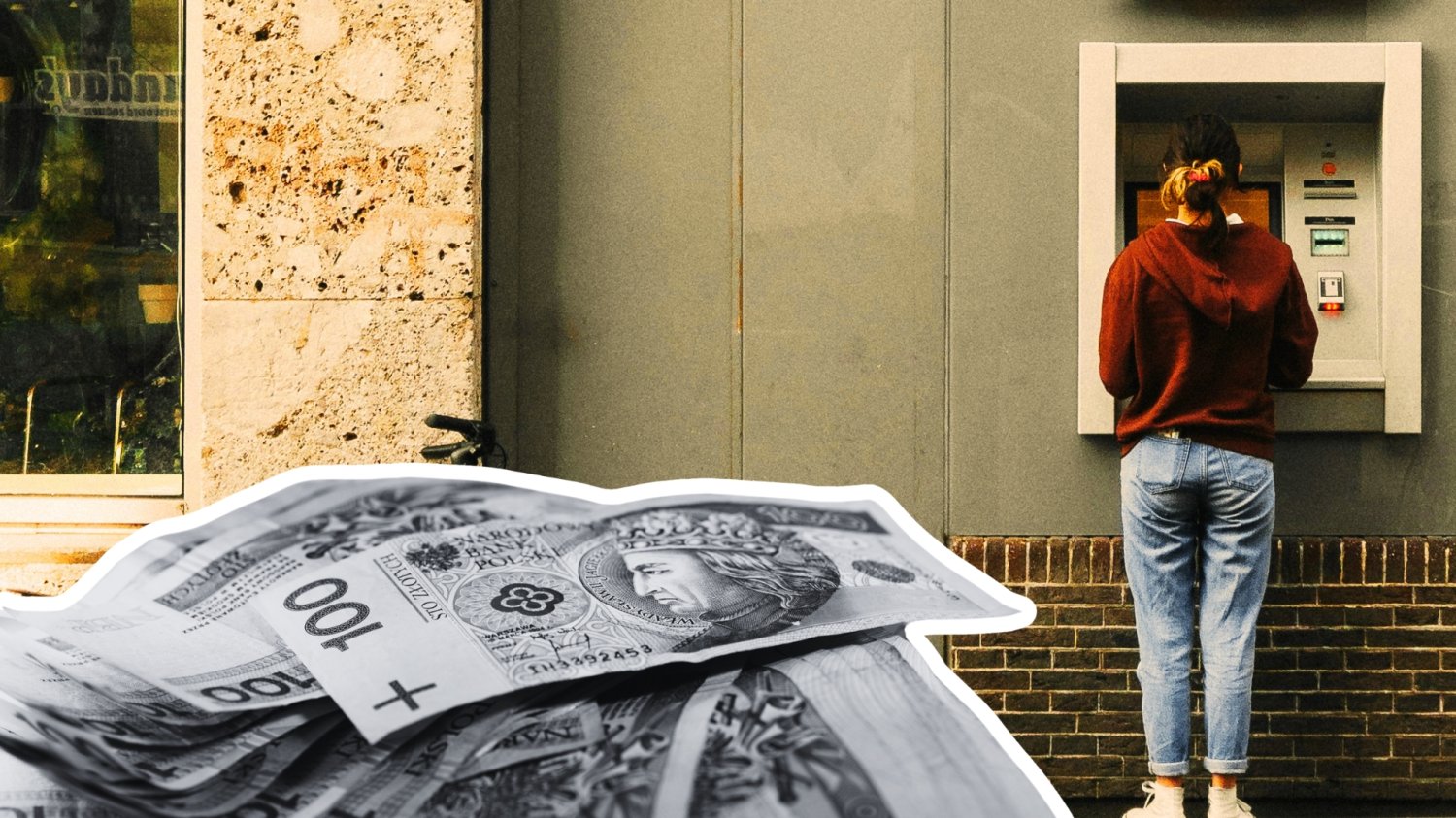 Chcesz wypłacić własne pieniądze? Banki radzą: jeźdź do innego miasta albo pobieraj "na raty" stosik banknotów na tle kobiety z bankomatem